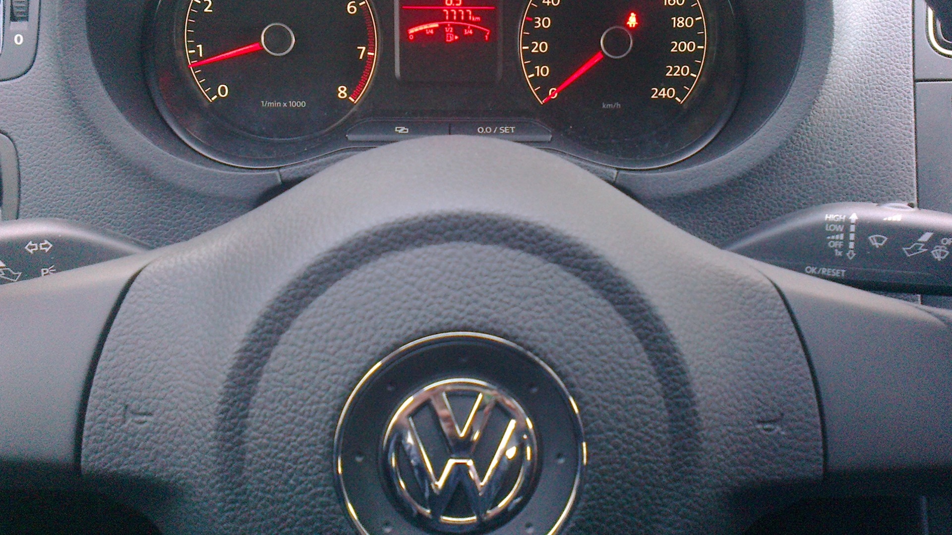 Volkswagen Polo Sedan 1.6 бензиновый 2011 | серебристо-желтый на DRIVE2