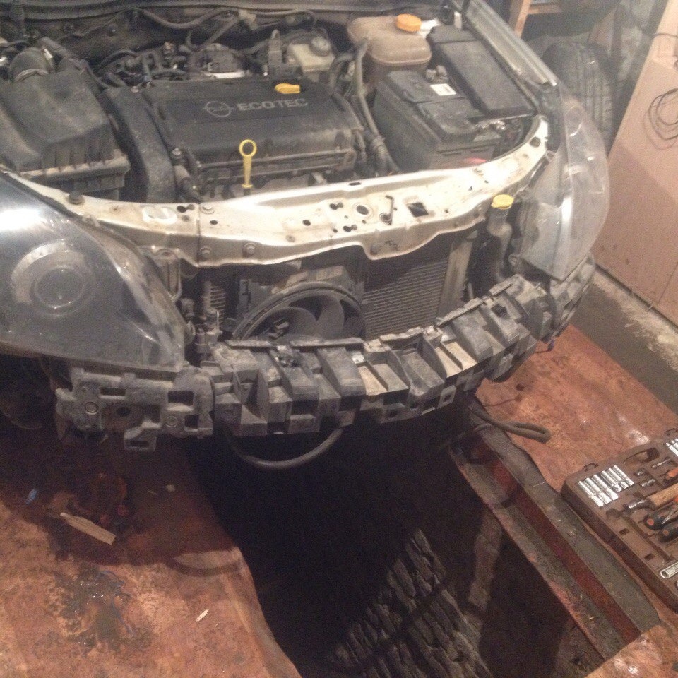 Губа переднего бампера намертво — Opel Astra H GTC, 1,8 л, 2007 года ...
