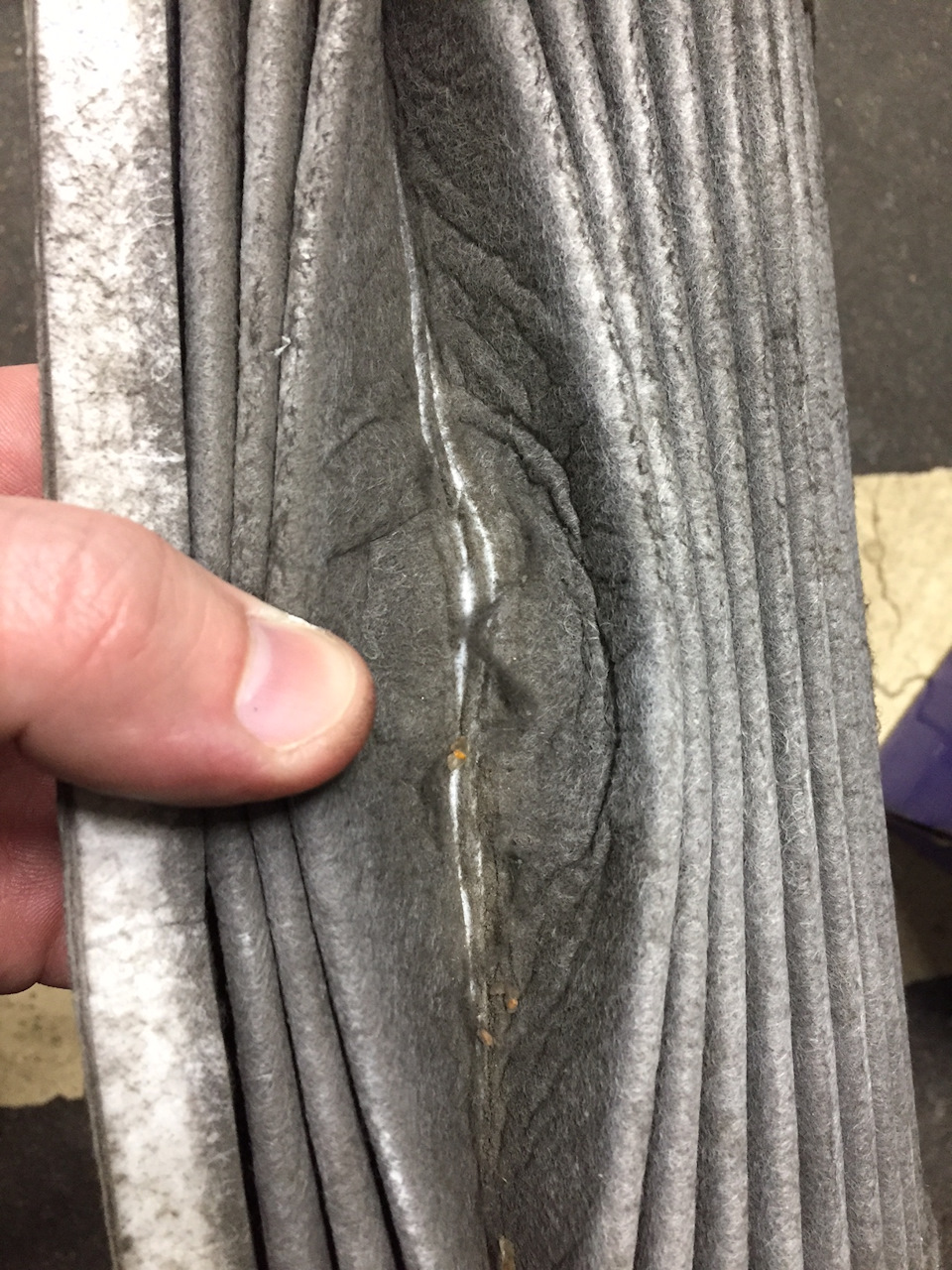 Оооочень сильно забился пылью. Причем именно ей, т.к. крупного мусора на нем почти нет. — Volvo XC60 (1G)