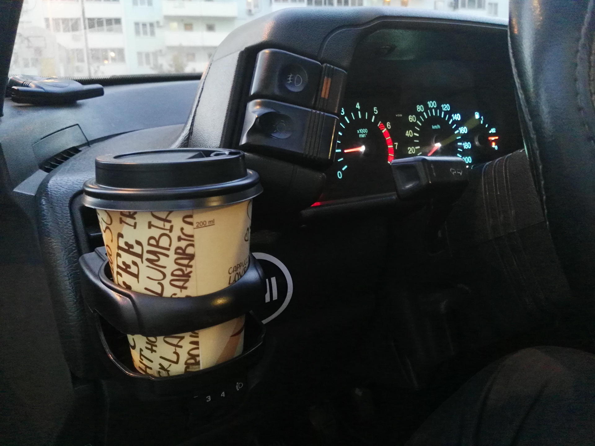 Чашка кофе в салоне автомобиля