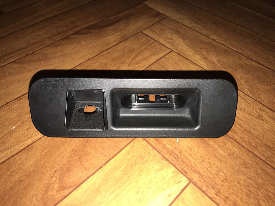 Накладка багажника под камеру/кнопку 1 — Opel Astra J