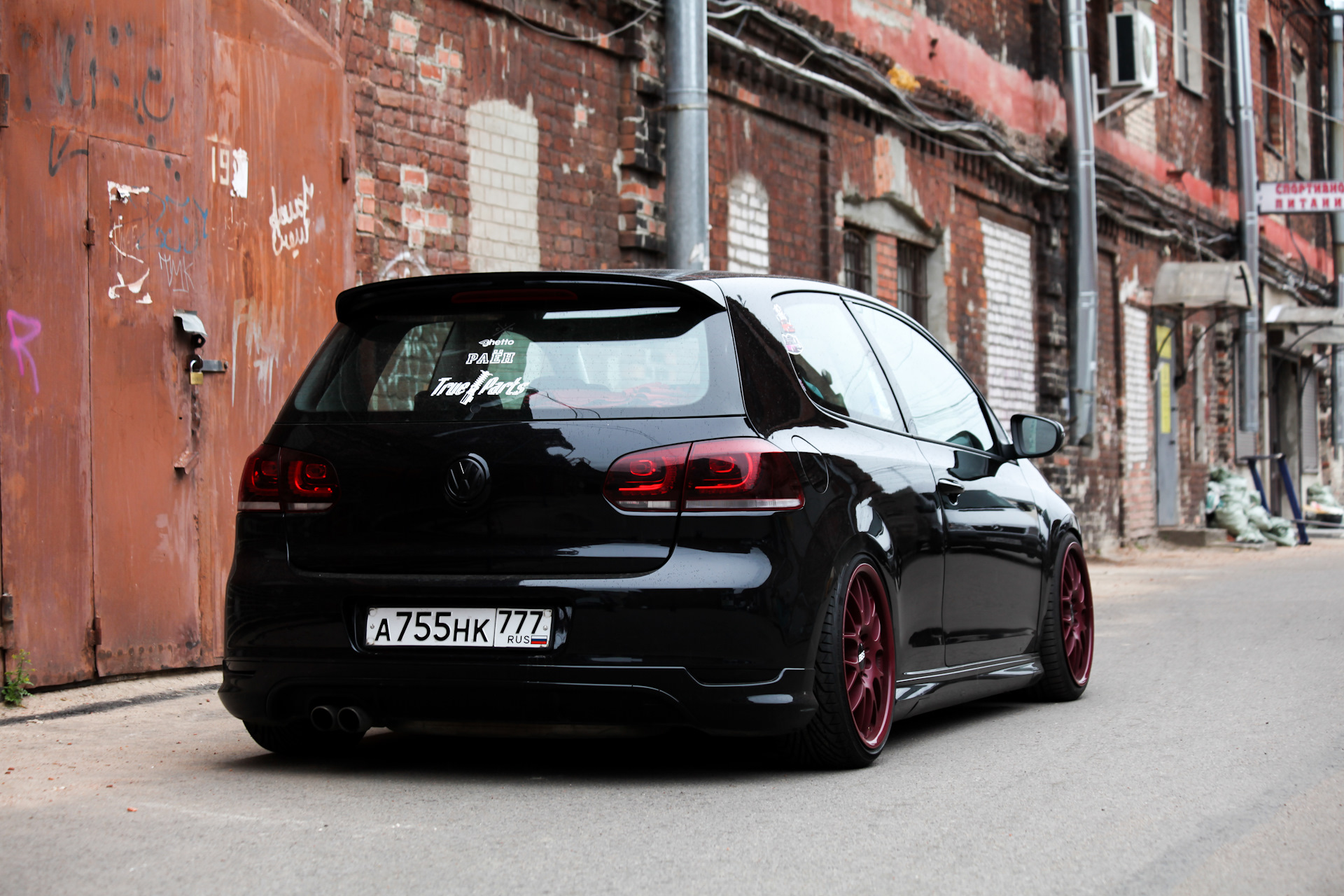 Tune black. VW Golf r6 stance. Golf 6 r line. Golf 6 rline. Golf mk6 r line.