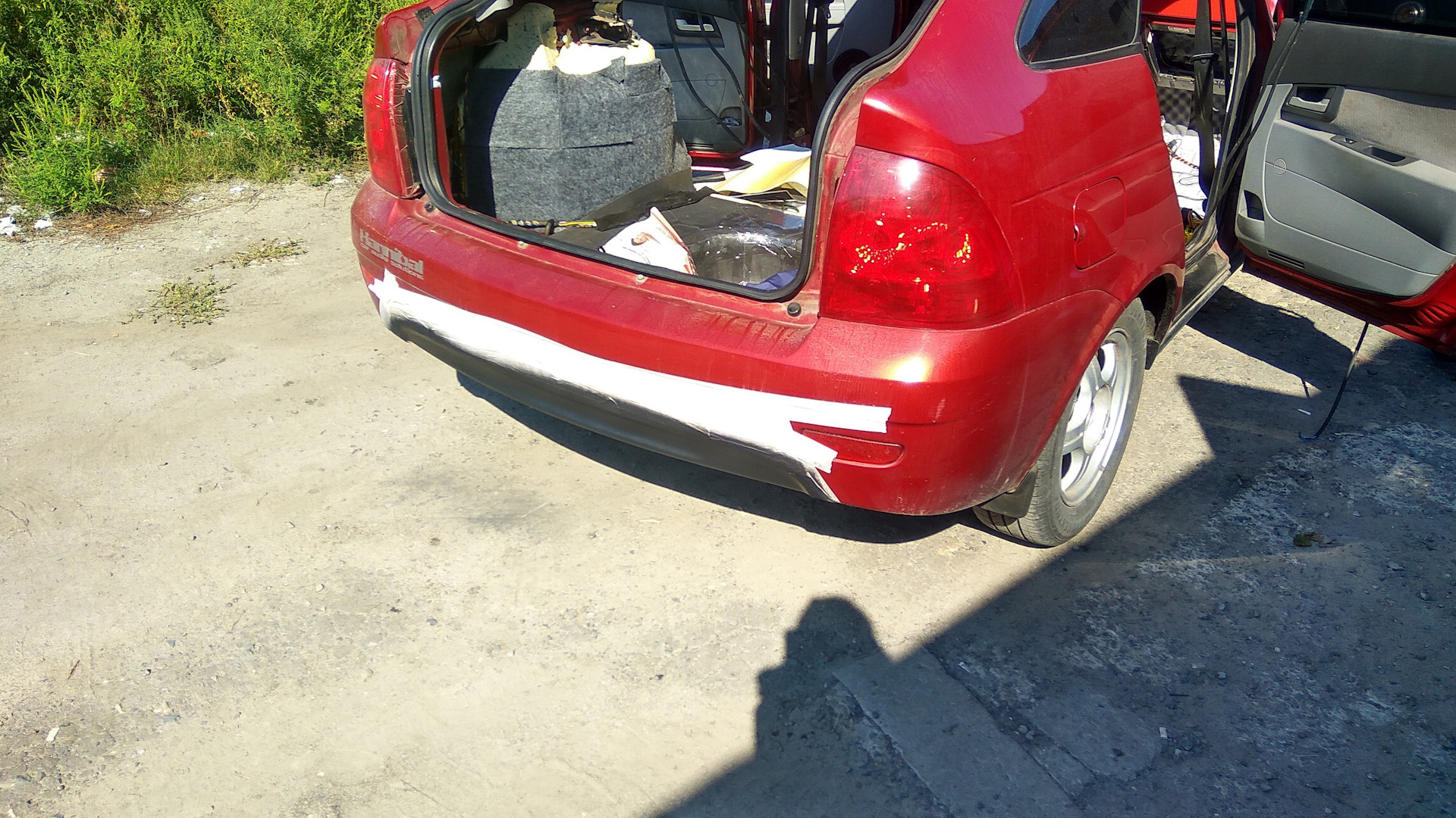 покрасил "диффузор" и снял задний дворник — Lada Приора хэтчбек, 1,6 л ...