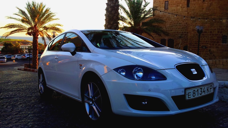 SEAT Leon 32nd anniversary