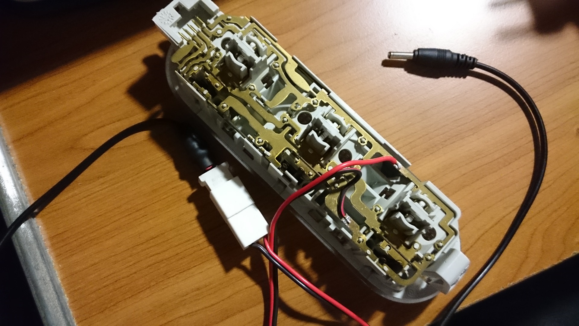 Висюки с глаз долой (подключение регистратора к плафону) — Renault ...