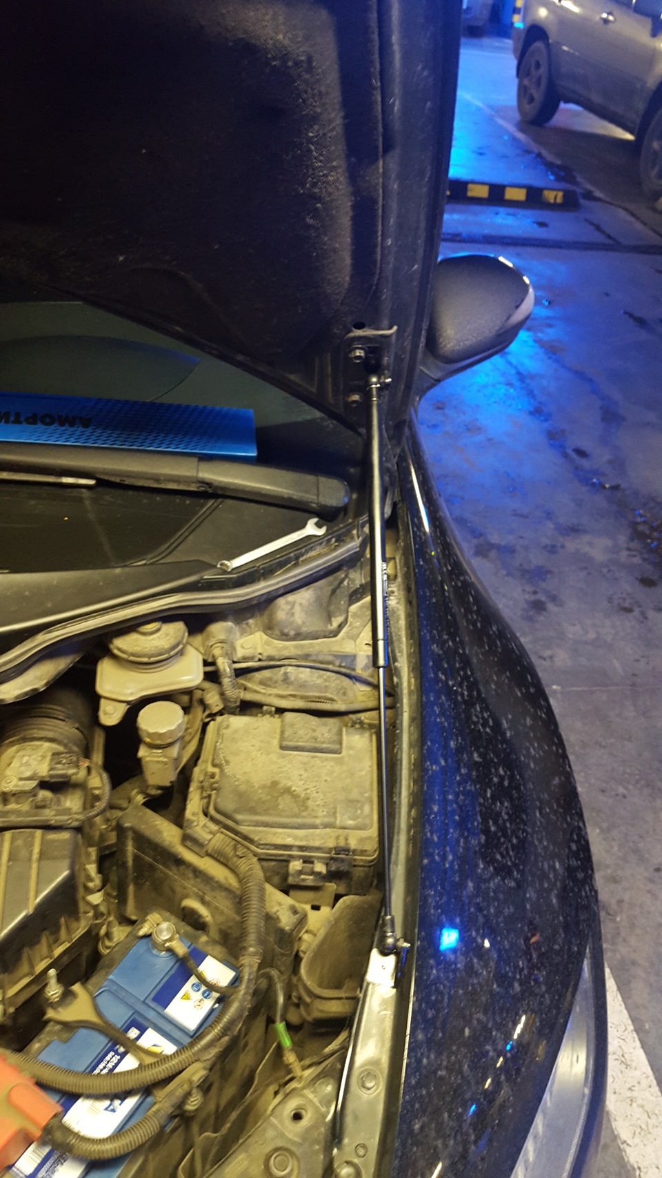 Амортизаторы капота — Honda Civic Hatchback (8G), 1,8 л, 2008 года ...