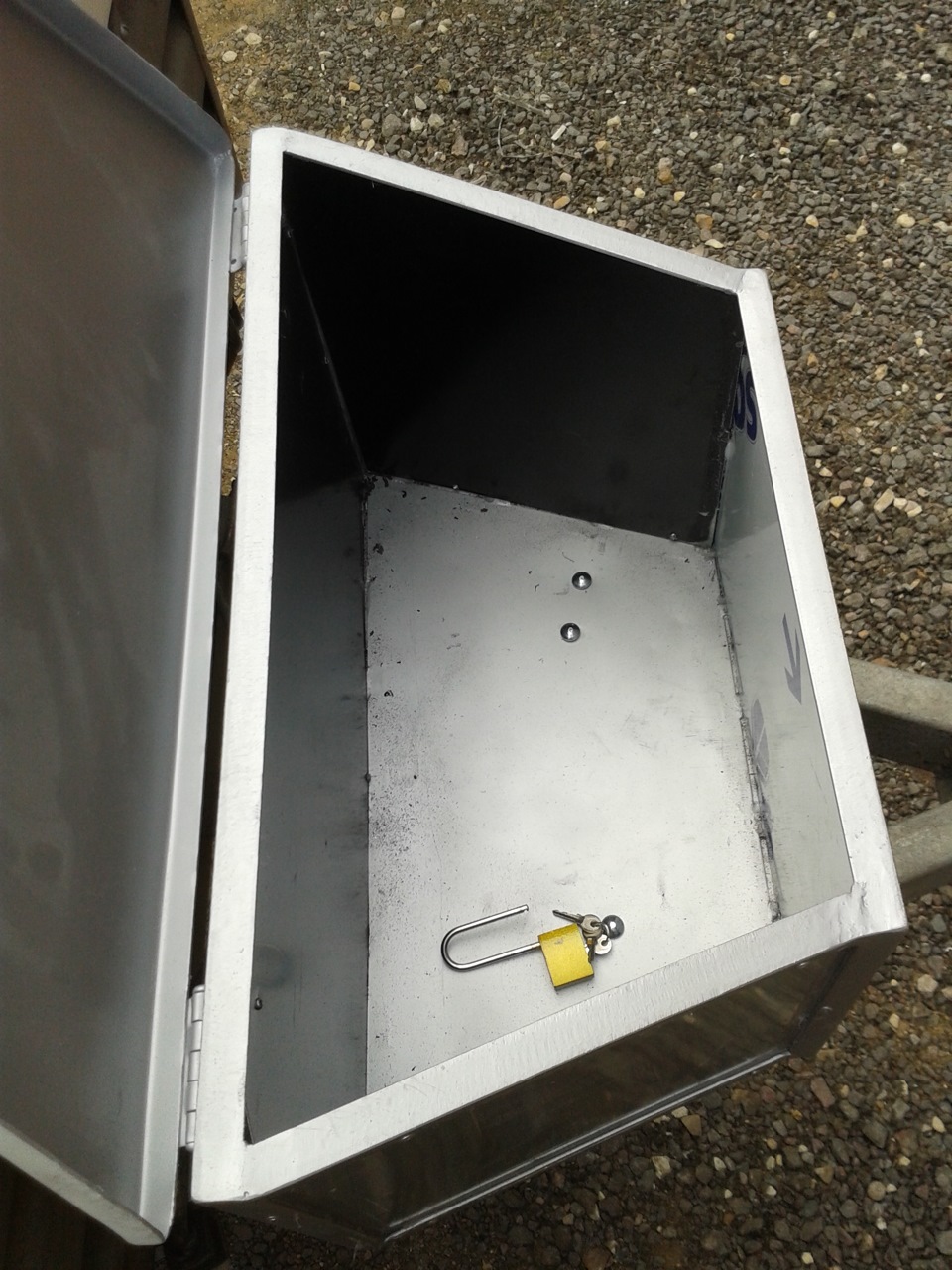 навесной багажный ящик для прицепа al-ko. ящик на дышло легкового прицепа. рундук 1224324. рундук для прицепа. инструментальный ящик для прицепа мзса.