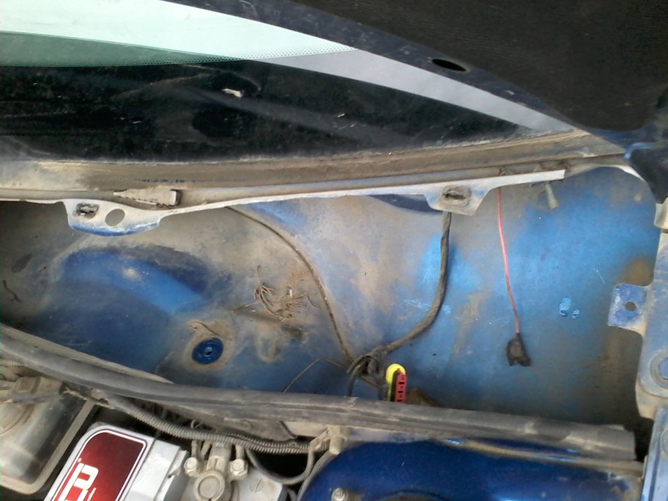 Трапеция дворников лада веста. Лобовое стекло с дворником в дождь. Не работают дворник со стороны водителя. Дворники спортивные авто. Недействующий стеклоочиститель со стороны.