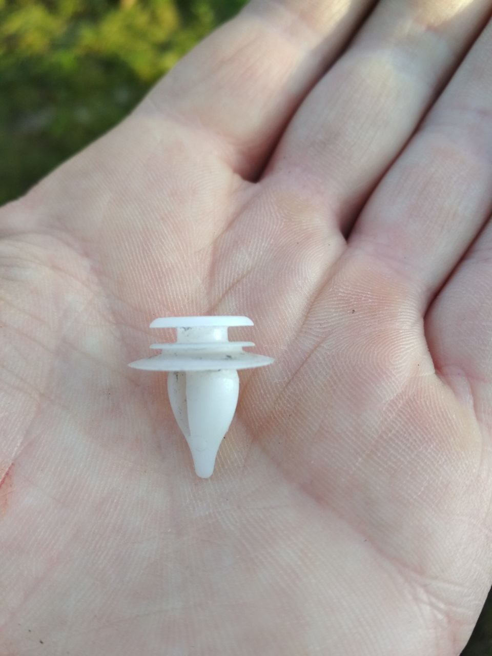 клипсы фиксирующие карту к основанию двери — Volvo V70 I