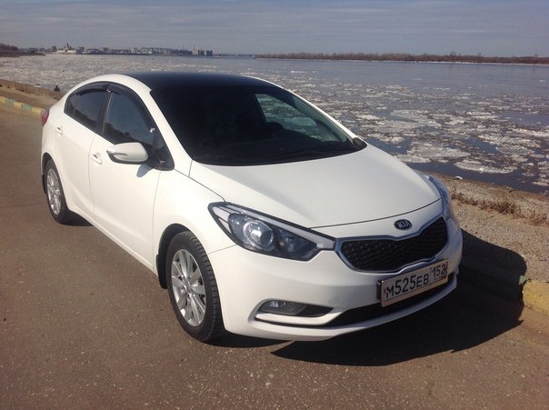 Kia Cerato 2012 белая с черной крышей