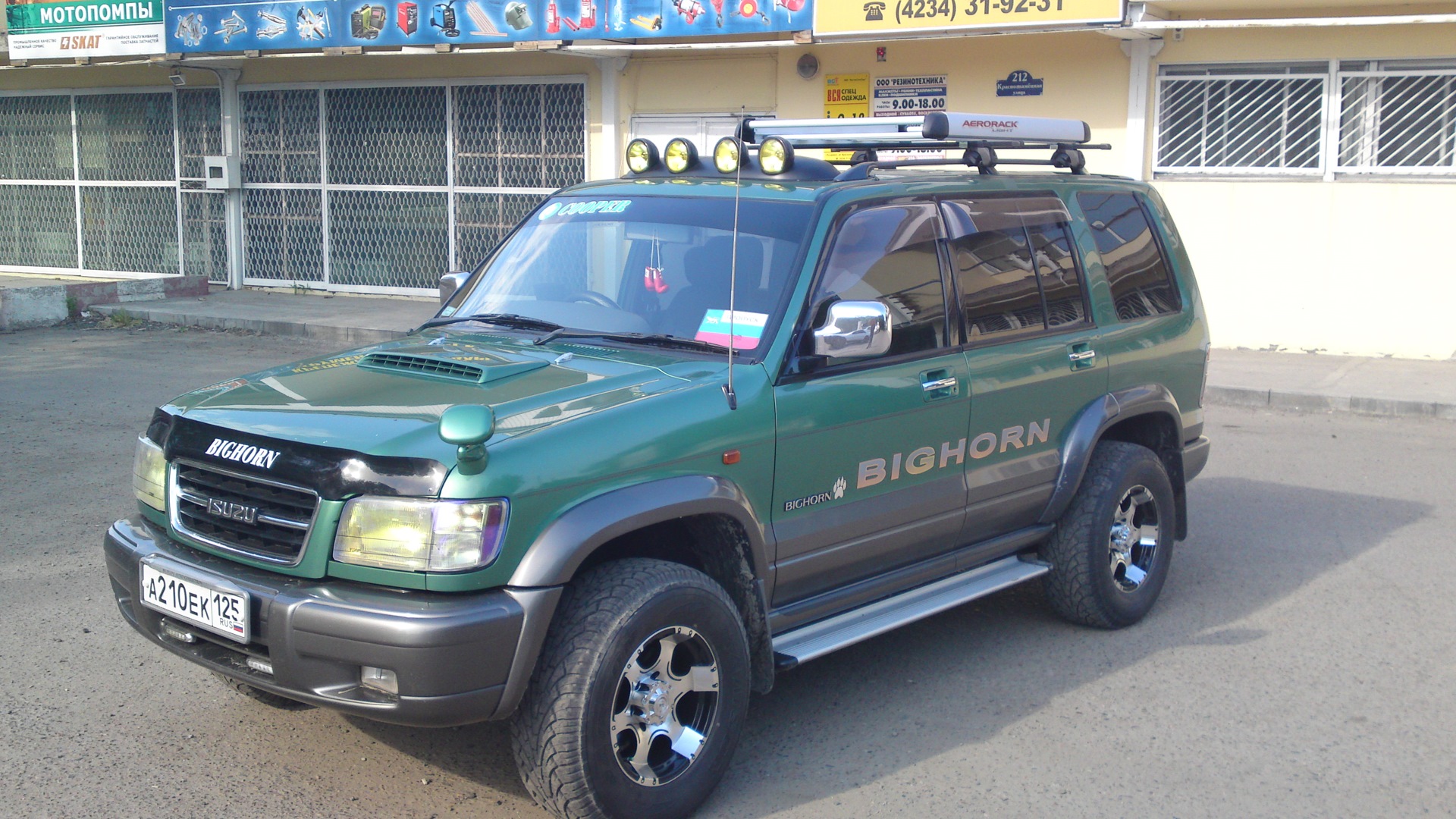 Subaru Bighorn 1992. Исузу Бигхорн для бездорожья. Isuzu Bighorn тюнинг. Наклейки на Исузу Бигхорн.