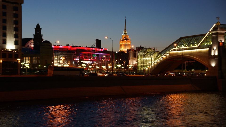 Вечерняя москва выпуски. Вид с теплохода маэстро на Москва Сити.