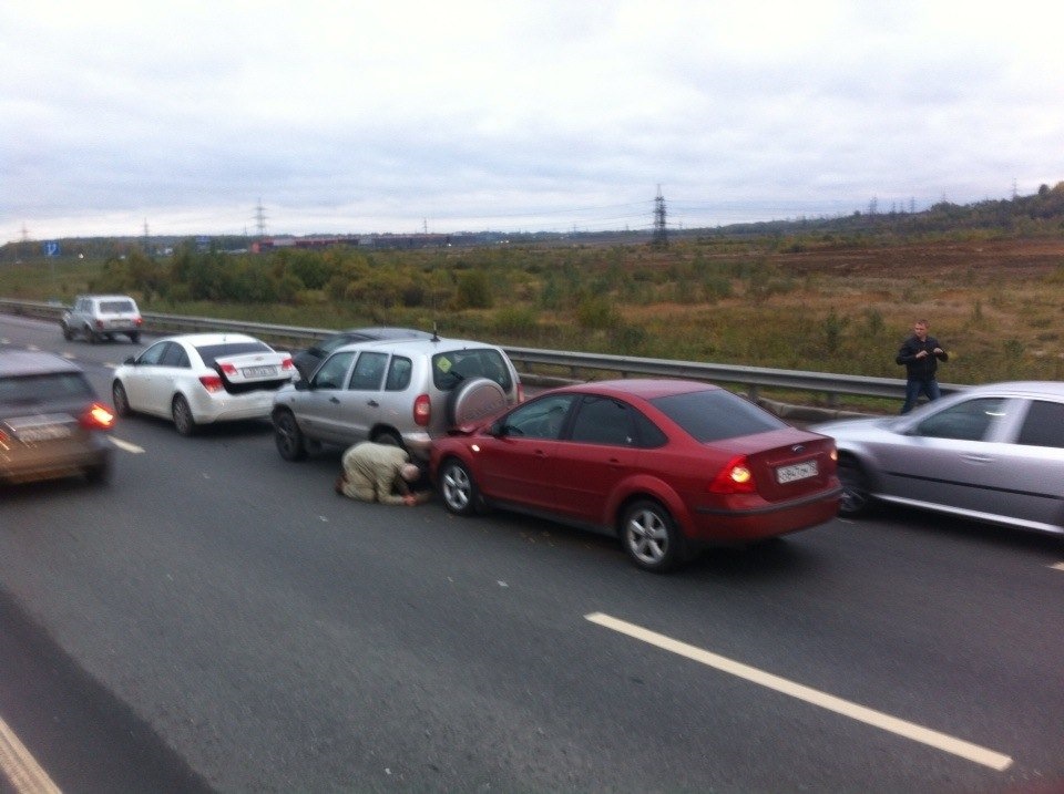 Камышин ташкентская улица. Машина догнала другую. Камера дорожного наблюдения. 02 машина. Машина догнала другую.