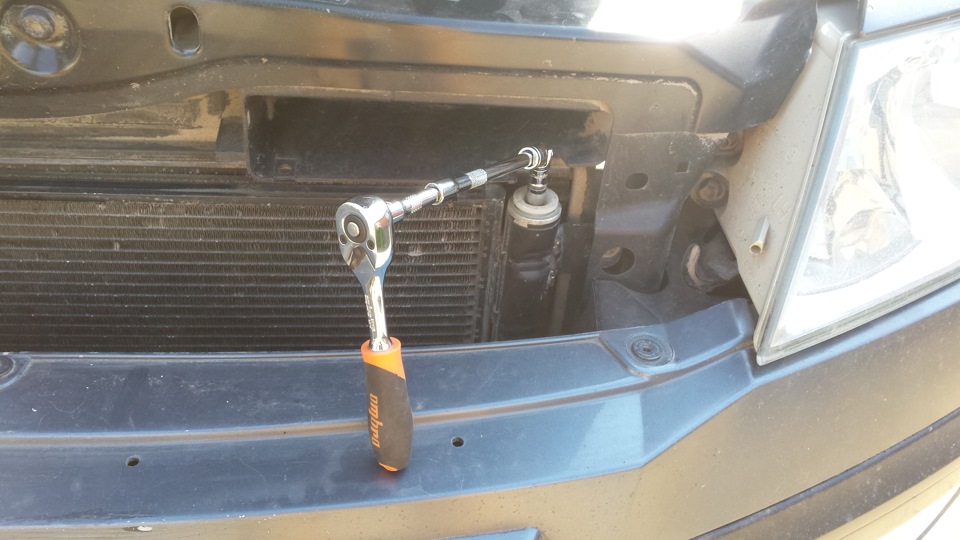 Заглушка радиатора кондиционера. Заглушка радиатора охлаждения тойота королла 120. Заглушка радиатора кондиционера. Снятие радиатора охлаждения ом501. Радиатор кондиционера skoda a5.