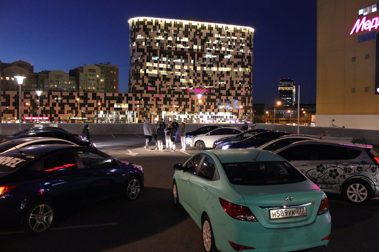 Авиапарк парковка. Парковка на крыше ТЦ Авиапарк. Открытая парковка Авиапарк. Парковка авиапарка крыша. Автомобили Hyundai на парковке.