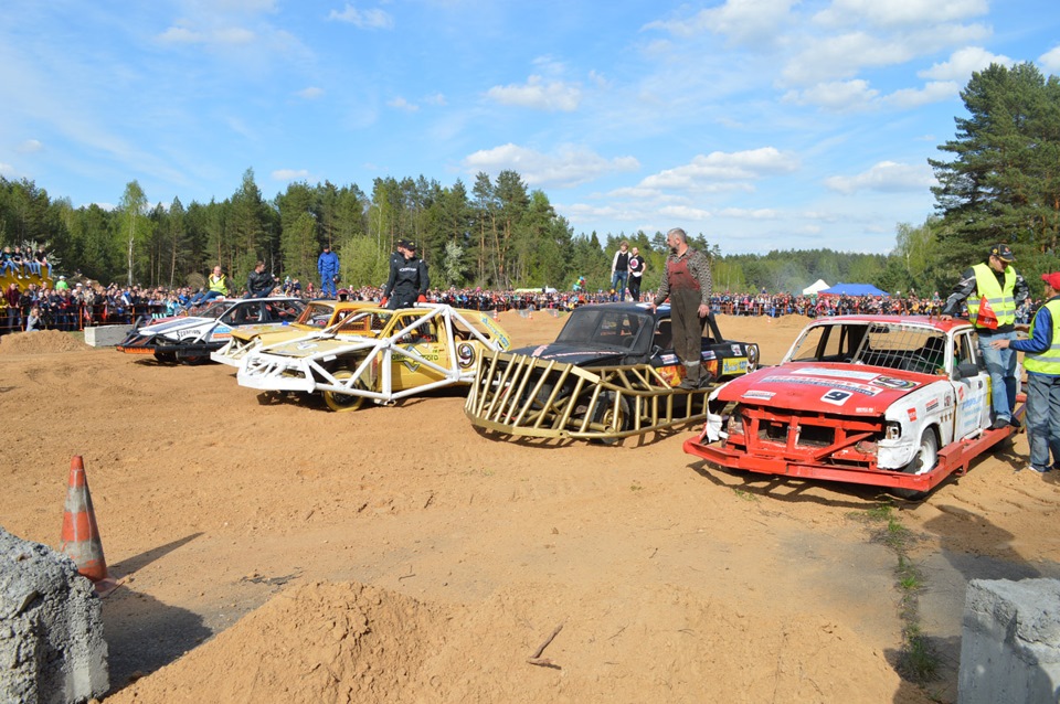 Девушки автобои. Дерби арена. Дерби авто. Артем яковлев уфа автобои. Бой машин.