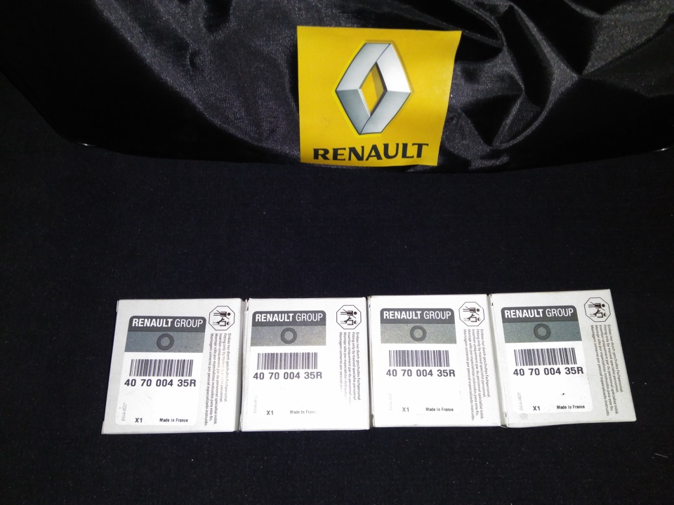 Renault fluence размер. Маркировочная табличка Renault Fluence 2015 года. Шильдики на Крылья Renault Fluence. Давление в шинах Renault Fluence. Давление в колесах Рено Флюенс.