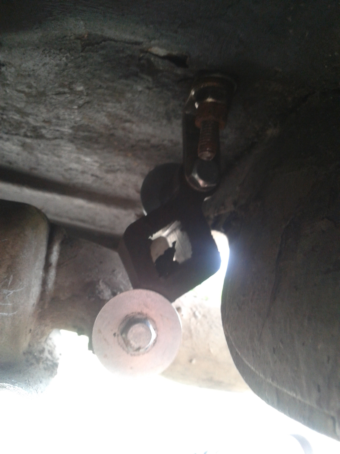 Глушитель от ваз 2106. Крепление глушителя 2106. Кронштейн крепления глушителя ваз 2106. Резинка глушителя ваз 2104. Крепление глушителя 2106.