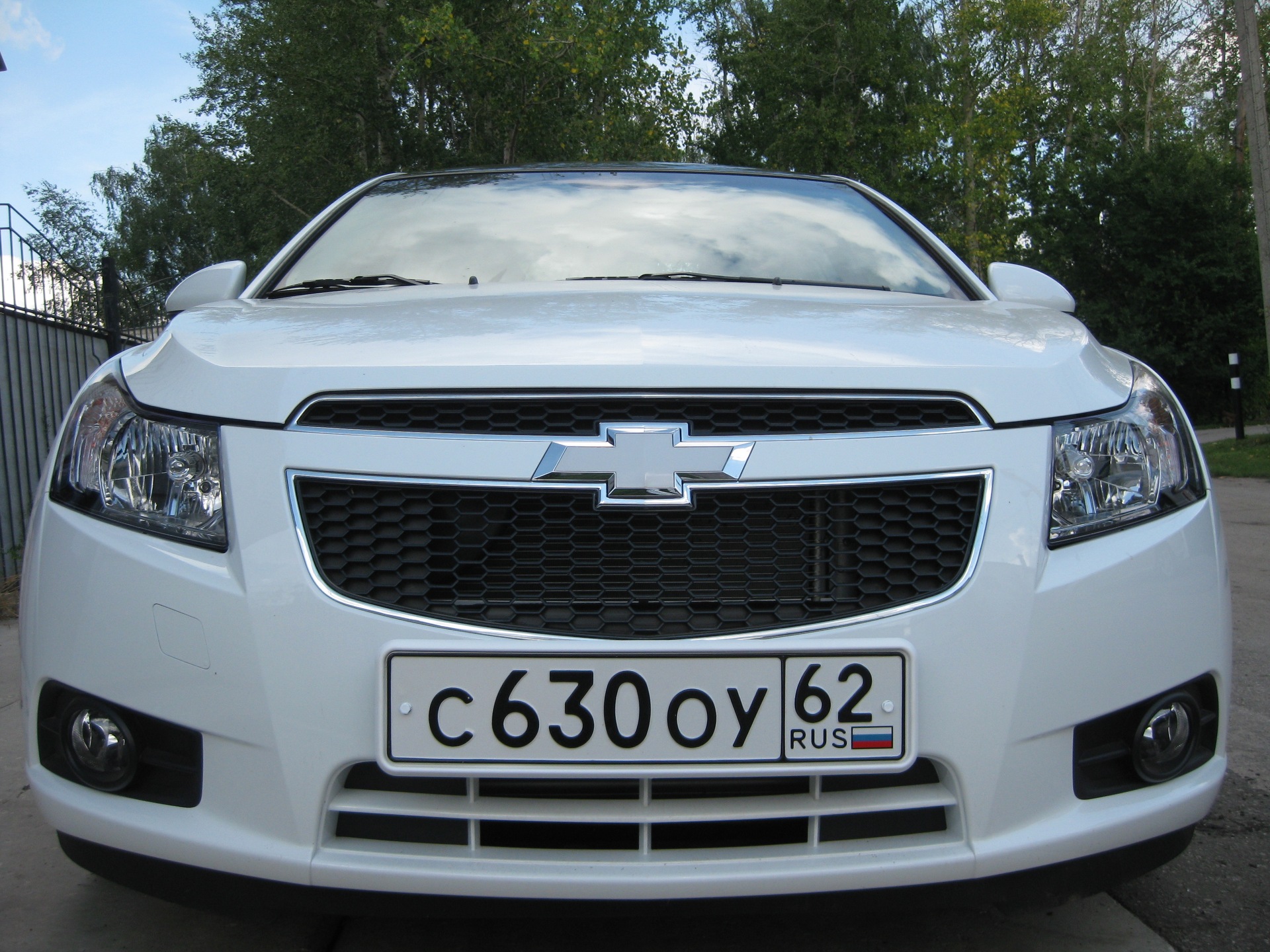 Белые рамки для номеров — Chevrolet Cruze (1G), 1,6 л, 2011 года | тюнинг |  DRIVE2