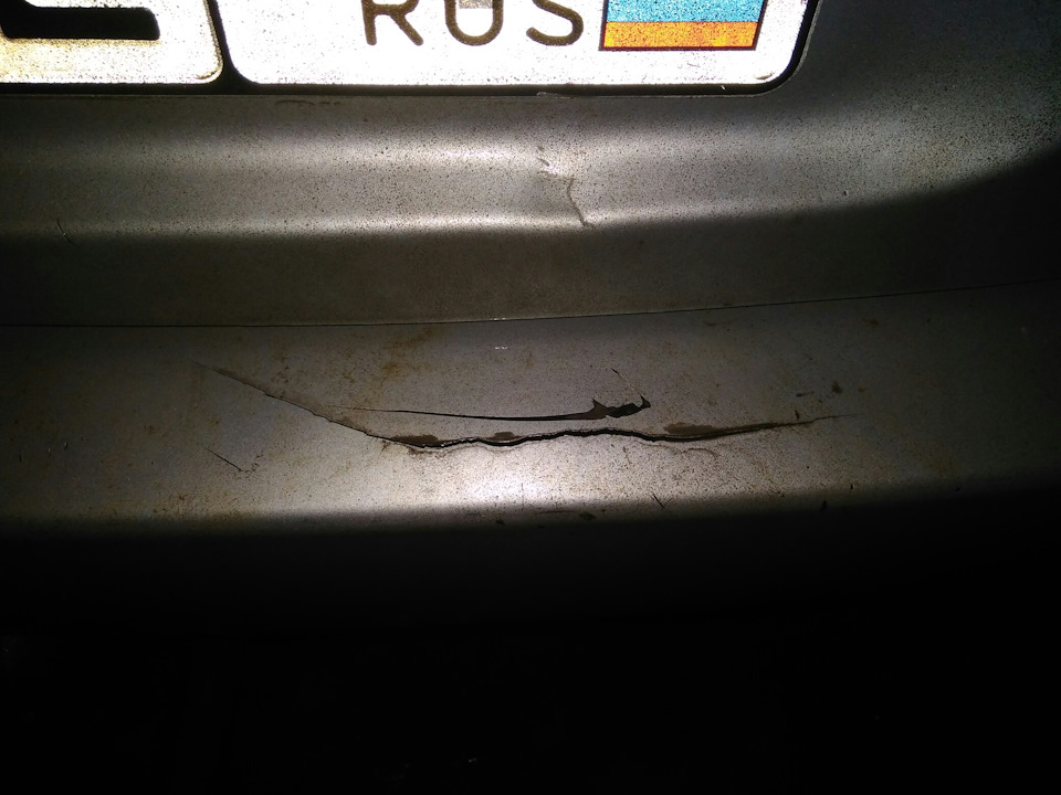 Стукнули в жопу и свалили, раскололи бампер, перестали гореть левый ...