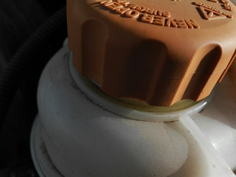 Пропускает охлаждающую жидкость крышка расширительного бачка — Daewoo ...