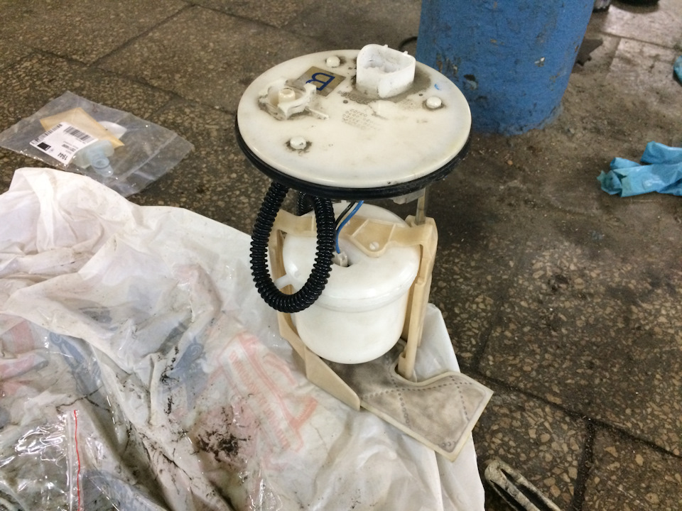 Замена топливного фильтра в бензобаке — Toyota Camry (XV40), 2,4 л ...