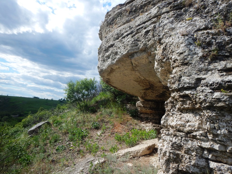 Липцы пещеры. Копчёный камень Воргольские скалы. Воронов камень Воргольские скалы. Галичья гора Воронов камень. Воргольские скалы пещера.