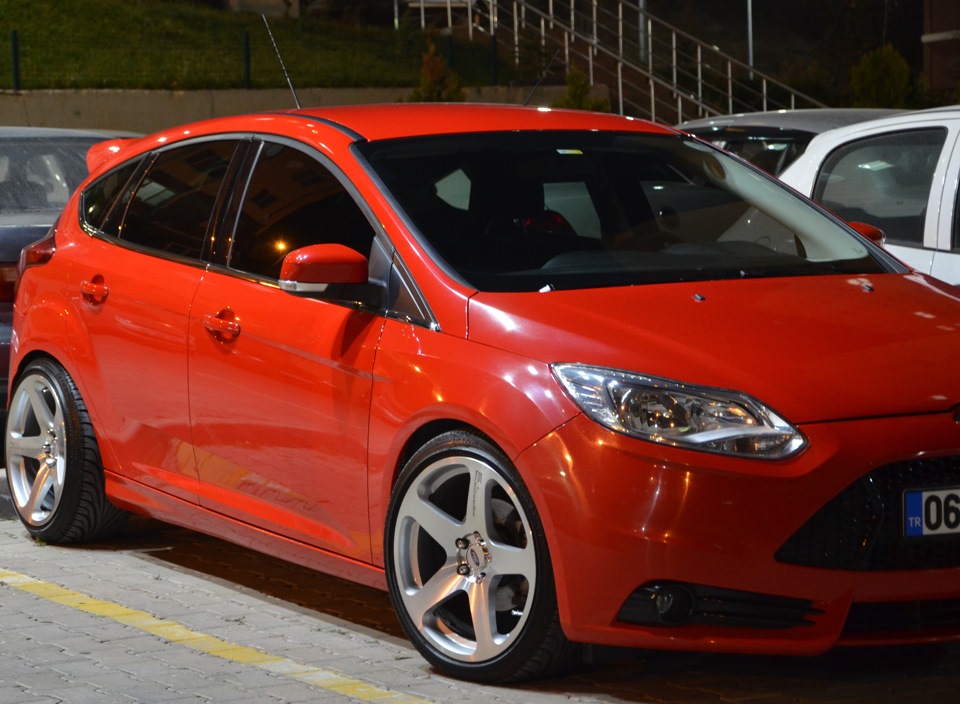 Ford Focus 2014 красный St