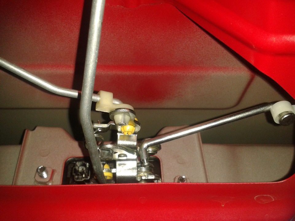 Кнопка открытия багажника Spark m300. Клинит ручка багажника Spark m300. Спарк m300 не включается передача. Как соединяются между собой тяги центрального замка Шевроле Спарк.
