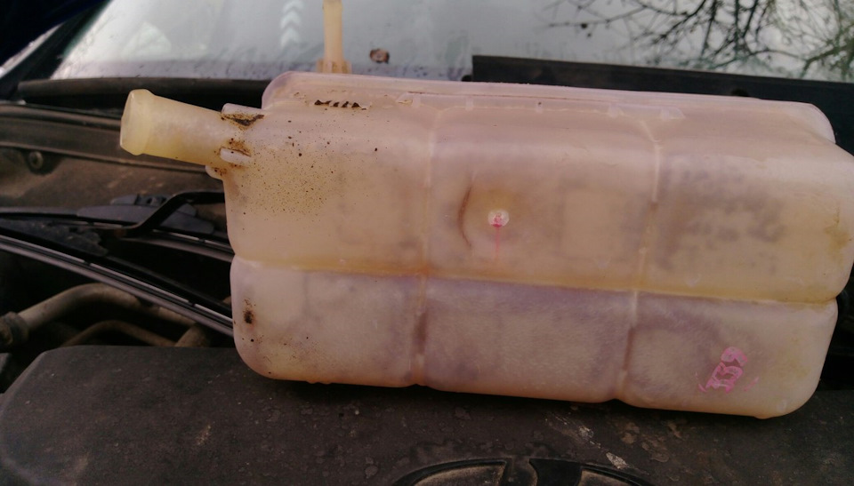 Потек расширительный бачек — Lada Приора хэтчбек, 1,6 л, 2012 года ...
