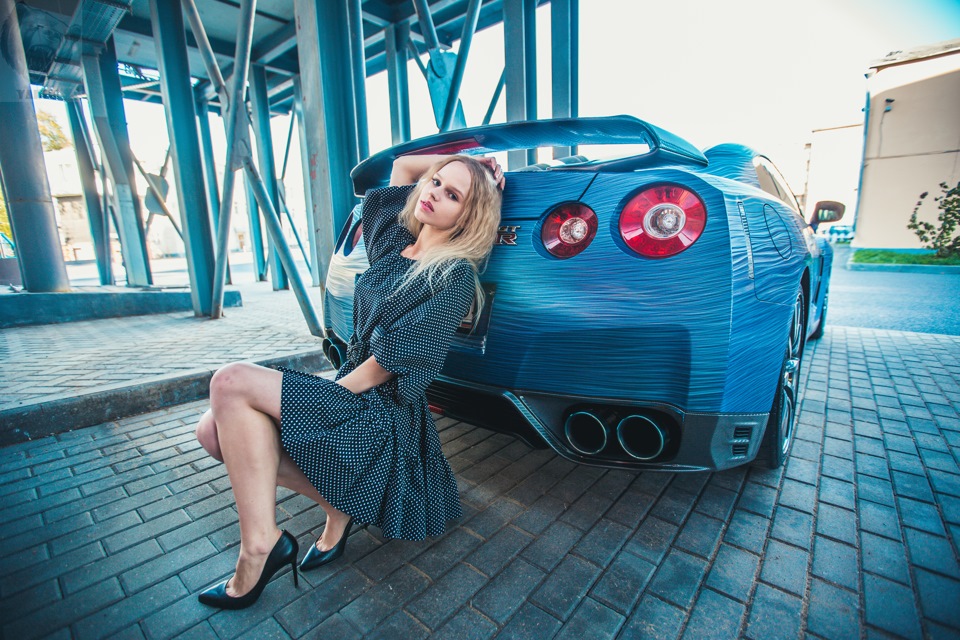 Nissan gt r r35 с девушкой