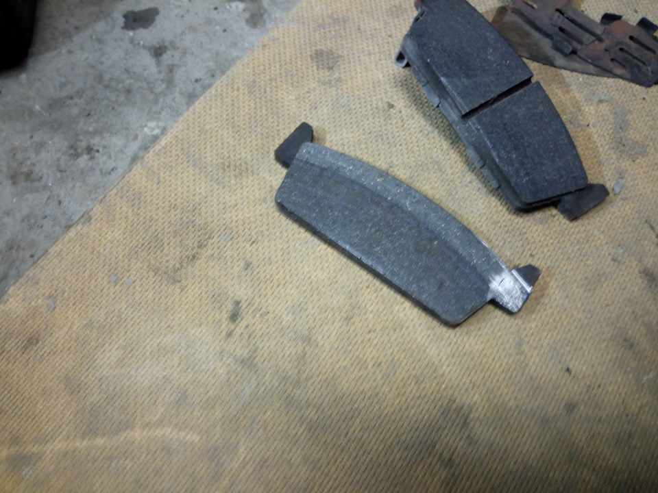 Задние колодки стерлись до металла — Nissan Laurel (C35), 2 л, 1998 ...