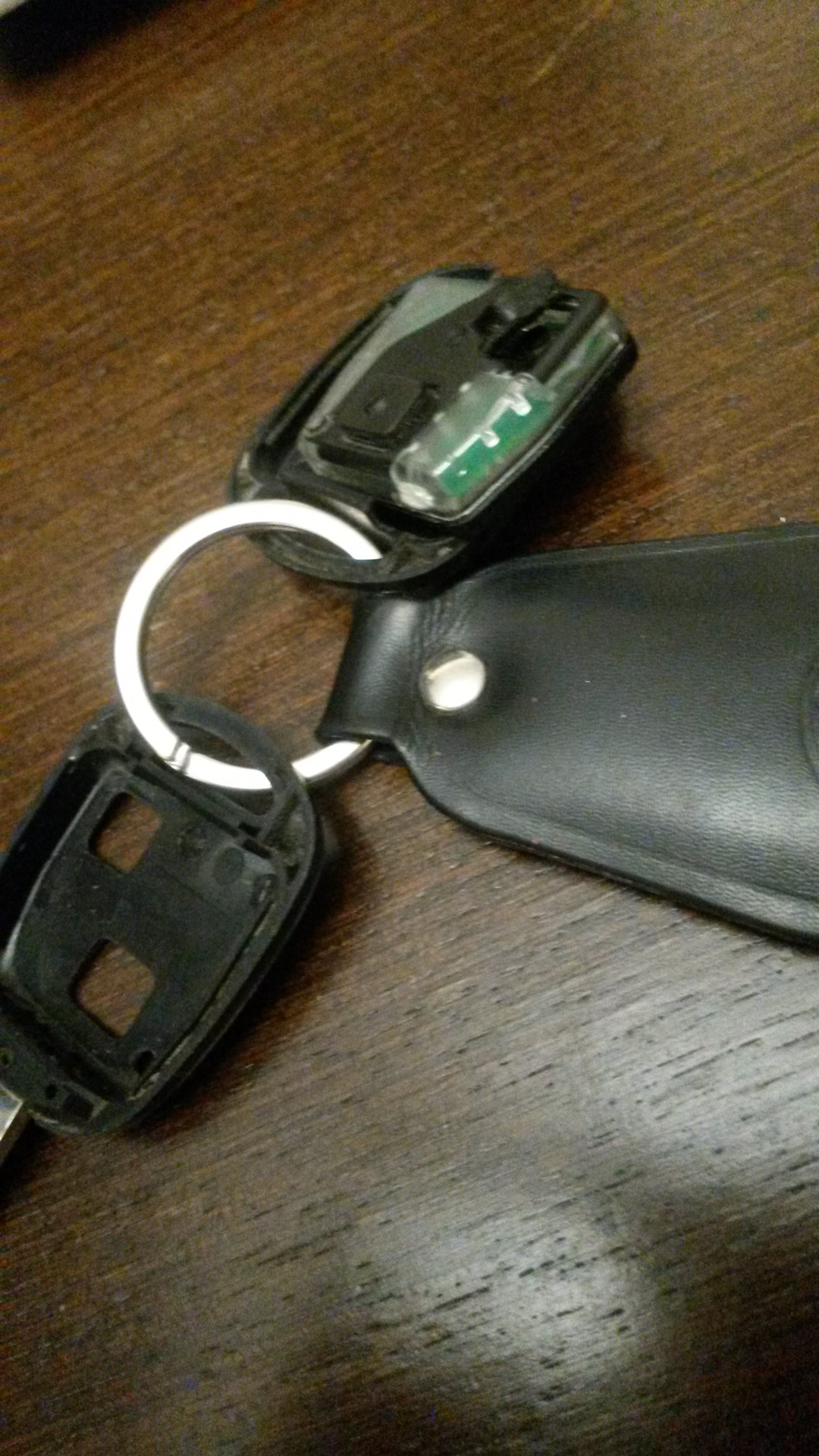 Ремонт ключ качественный ремонт ключ. Sheriff APS-45 Pro выкидной ключ зажигания. Сломанный выкидной ключ. Выкидной ключ сломался. Зарядка ключа зажигания.