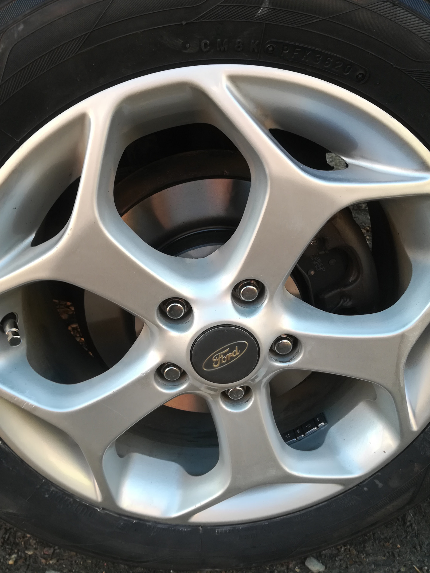 Замена задних тормозных дисков. — Ford Focus Hatchback II, 1,8 л, 2010 ...