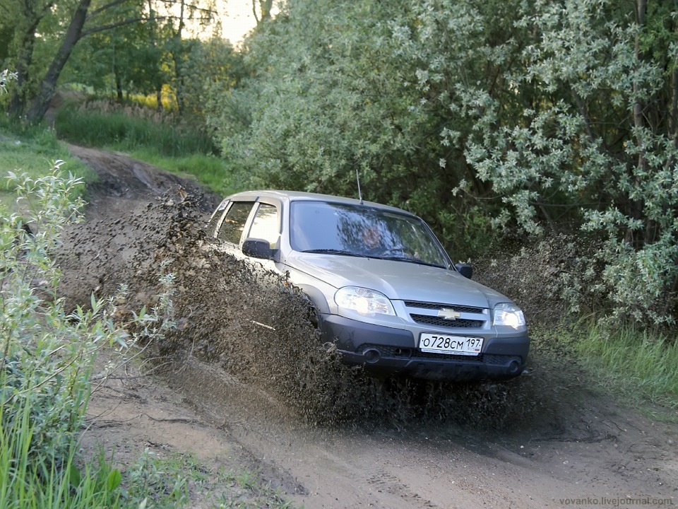 День не сложился, решил вечером выгулять Шниву. — Chevrolet Niva, 1,7 л ...