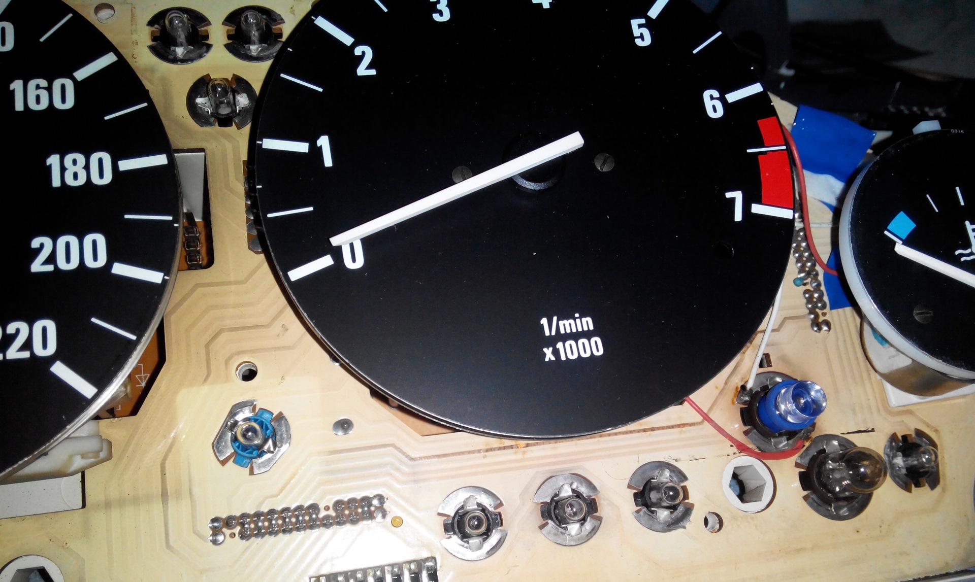 Не работает тахометр бмв. Не работает тахометр бмв. Кодер приборка бмв е34. Тахометр бмв е34. Схема тахометра е30.