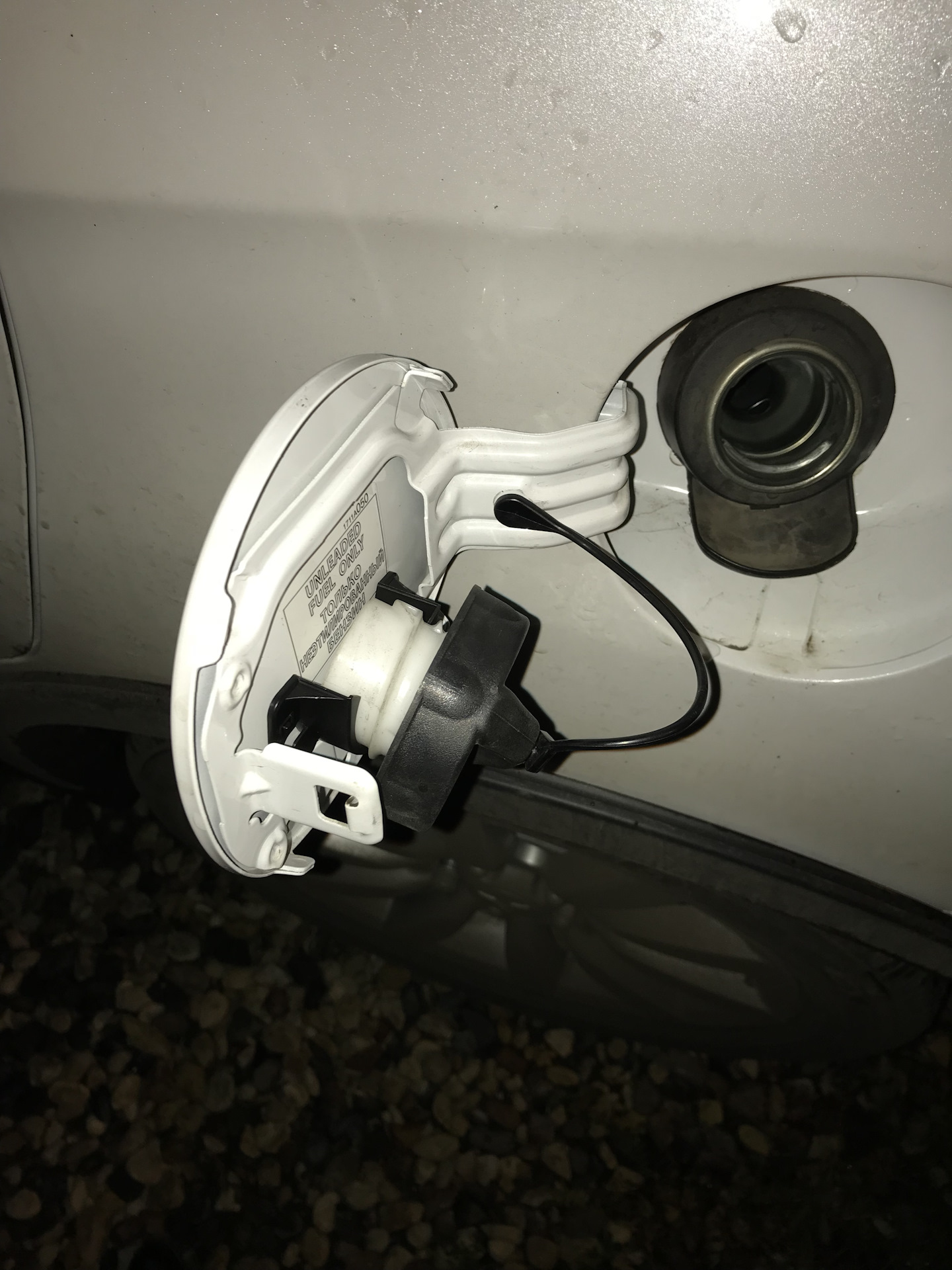 Крышка бензобака mitsubishi. Крышка бензобака митсубиси лансер 9. Накладка на горловину бензобака митсубиси эклипс кросс. Mn139376. Крышка горловины бензобака asx 2013.