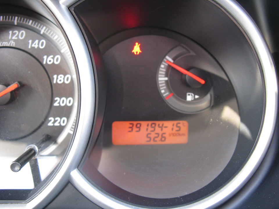 Ниссан полный бак. Ниссан Тиида расход топлива на 100 км. Nissan Tiida, 2008 г. бензин расход топлива. Дисплей бензина на Ниссан Тиида 2010 года. Nissan Tiida расход sedan топлива.