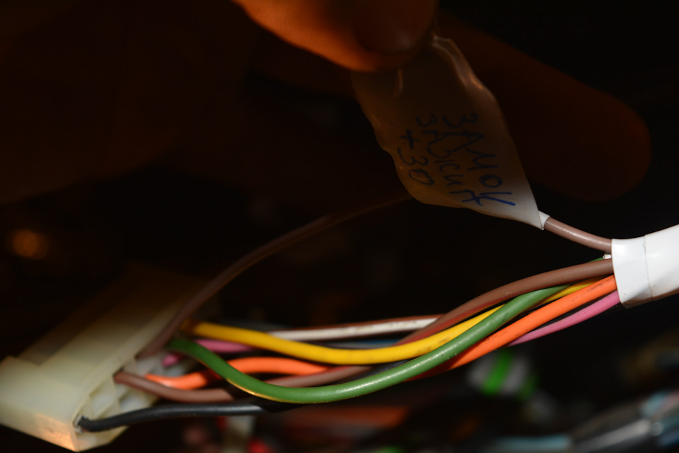 в разьем №4 белой фишки вставляем провод от замка зажигания контакт №30/1 (Коричневый+) — Lada 4x4 3D