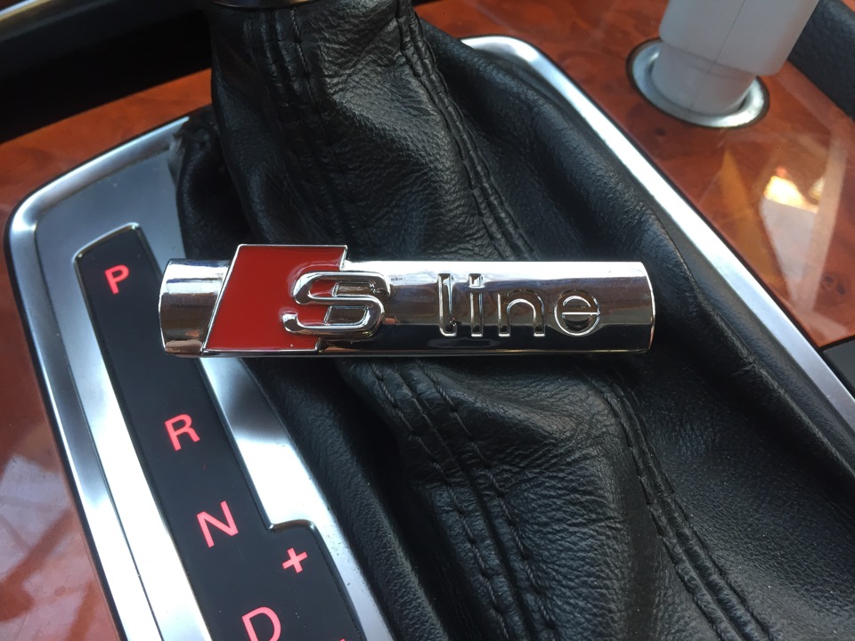 Шильдики s. Audi a4 s line шильдик. Шильдик s line на Ауди q7. Q7 черный шильдик s line. А6 с7 шильдик кватро на.