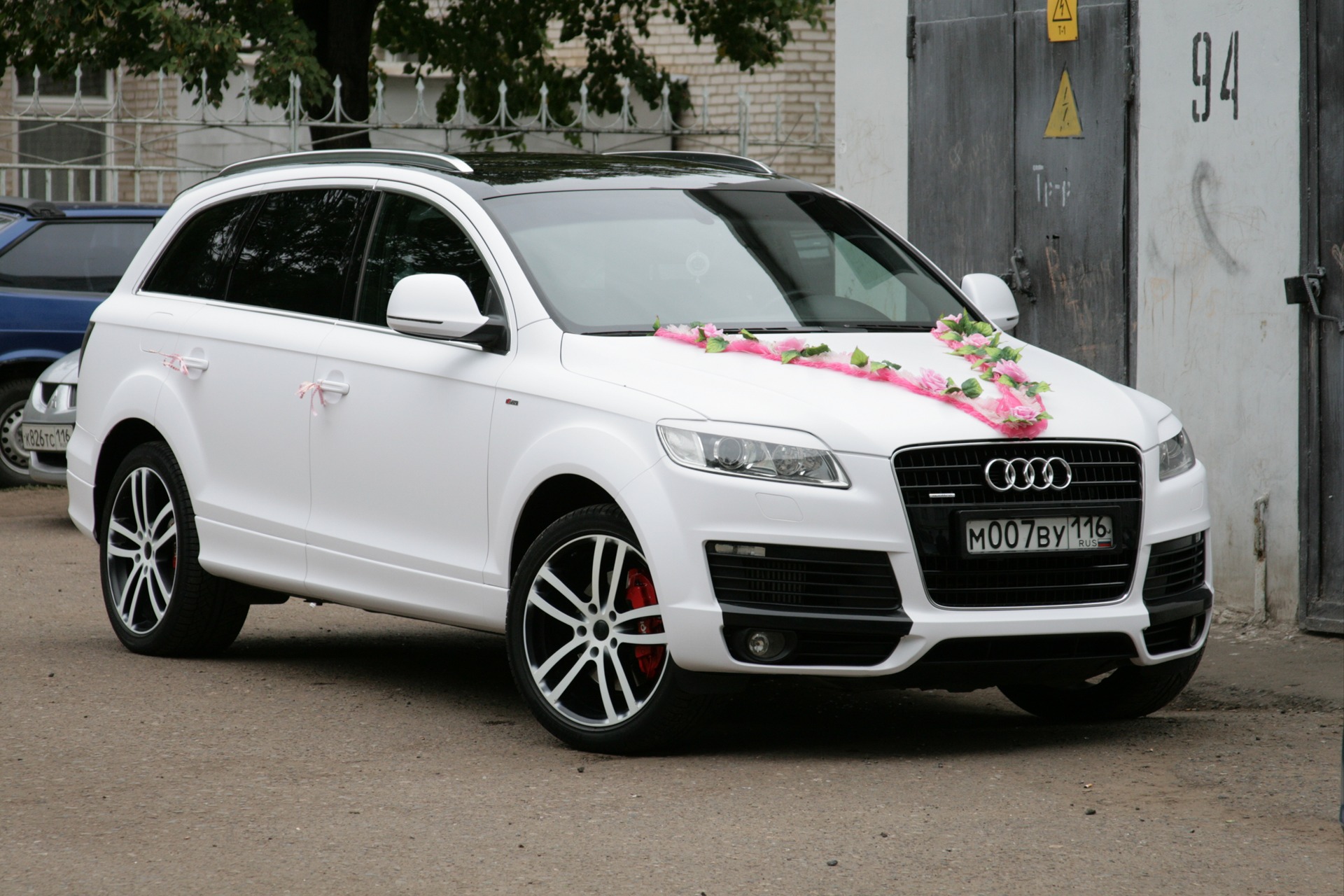 Q white. Ауди q7 белая. Ауди q7 белая тонированная. Ауди q7 777 33 белая. Audi q7белый с чёрной крышей.