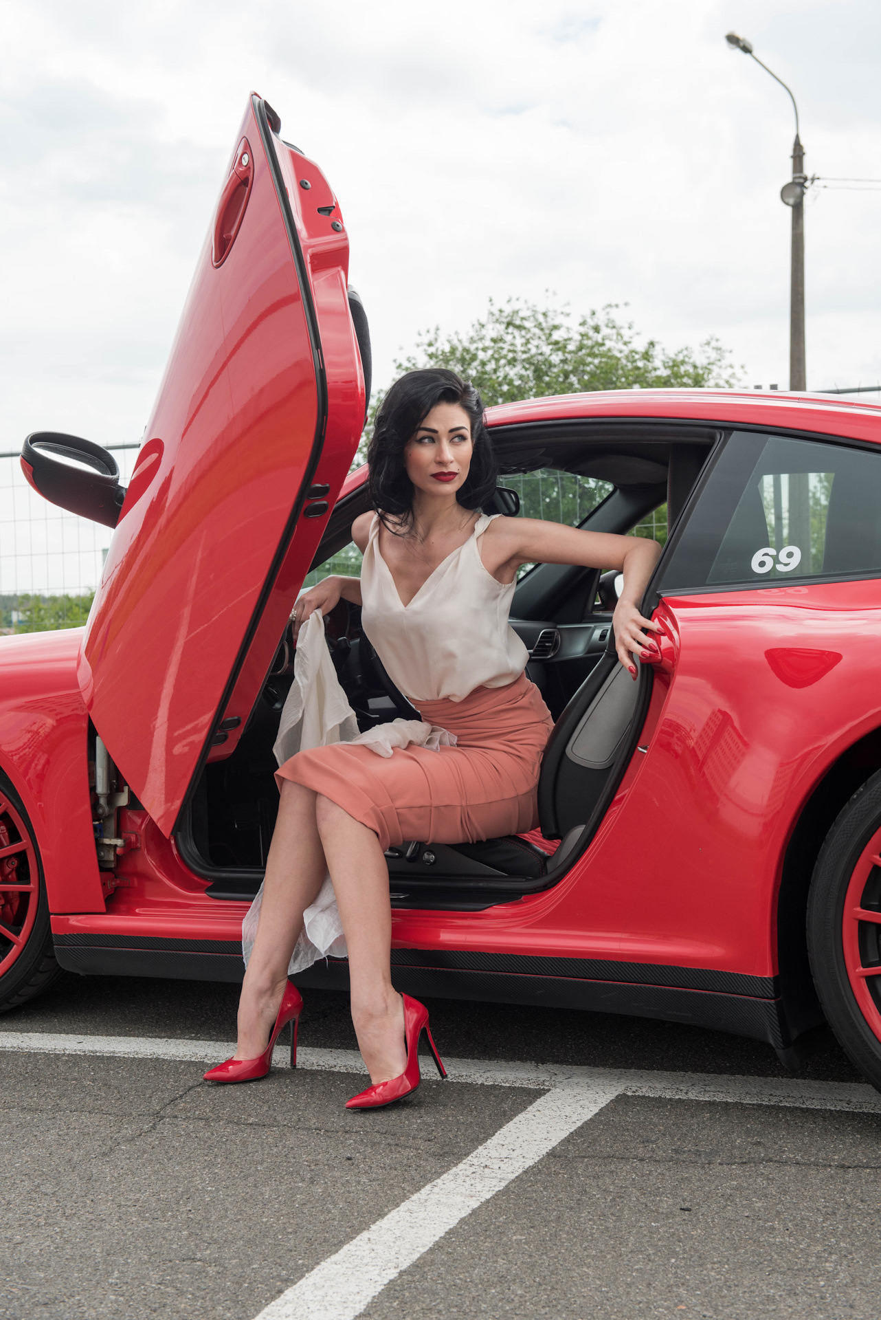 Автомобили на вайлдберриз. Porsche 911 girl. Порше герлз. Порше блогерша. Porsche и девушки.