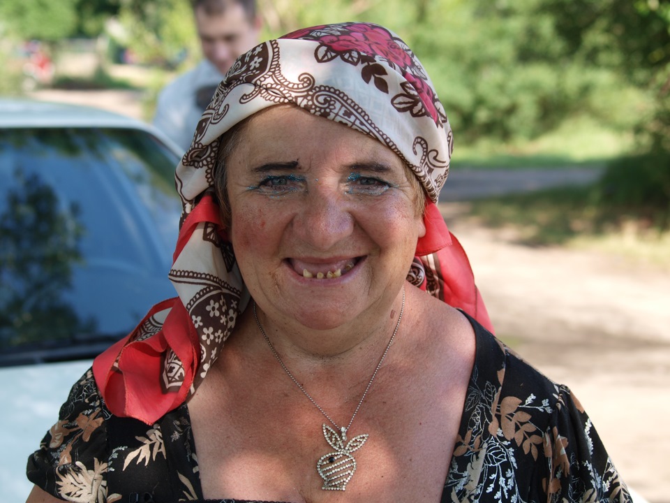 дед с сигаретой. цыганки преступницы. цыгарк. цыганки мошенницы. цыгаркой.