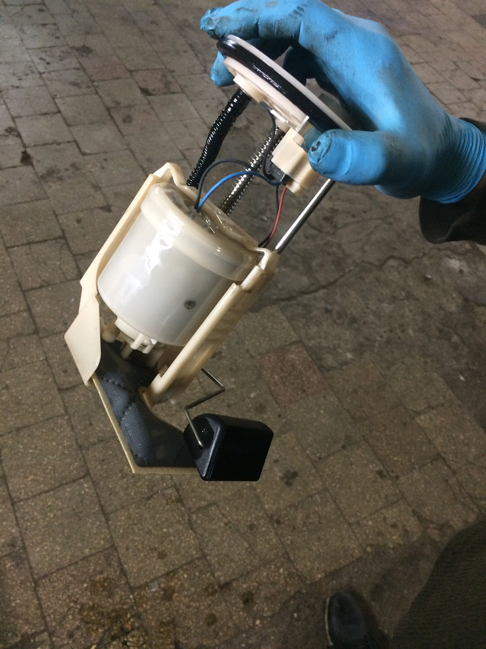 Замена топливного фильтра в бензобаке — Toyota Camry (XV40), 2,4 л ...