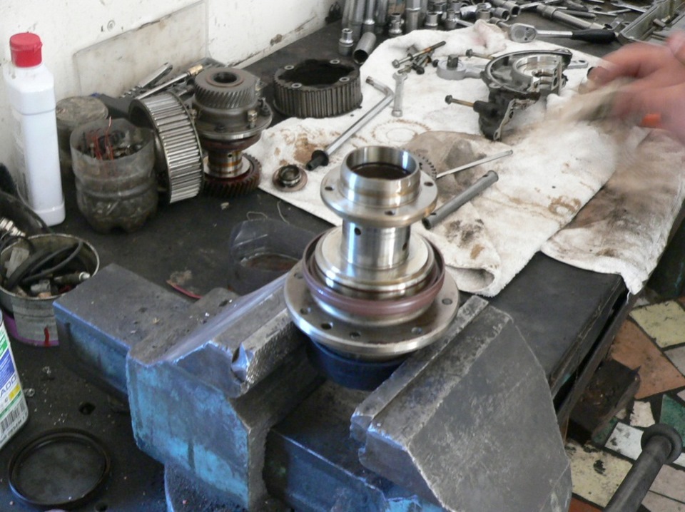 1uz non vvti коды ошибок. e35c762s 960. 1uz non vvti коды ошибок фото. 1uz non vvti коды ошибок-e35c762s 960. картинка 1uz non vvti коды ошибок. картинка e35c762s 960. Вскоре после устранения ошибки 13 появилась новая и неприятная проблема, а именно:Двигатель начал работать вроде ровно, но идет вибрация на кузов (как будно детонация)…Заслонка ТRC при включении зажигания каждый раз калибруется…и ПРОПАЛА ТЯГА…Как появляется отсутствие тяги?! — элементарно. На холодную все хорошо…даешь газ машина едет…стоит двигателю прогреться до 60%, как начинается полтергейст… Стою на светофоре, сырой асфальт, 4 литра под капотом, отключаю все блокировки ТRC, включаю PWR режим, газ в пол…а она даже не шлифует…идет равномерный разгон под нагрузкой к 4000 оборотов начинает ехать чуть лучше, но все равно не то.Теперь по порядку:1. Самодиагностика показала множество ошибок по ТRC и ABS2. Съездил к электрику, который перепаял провода на заслонку, отрегулировав ее — пропала калибровка при включении зажигания и машина поехала бодрее, но шлифовать так и не смог заставить ее, сказал что надо смотреть катализаторы: П.С. Катализаторы съездил снял — посмотрел что они как новые и поставил обратно, плюс у меня 4 лямбды и датчики перегрева каждого из двух (ошибки небыло)3. Заменил Катушки зажигания на контракт (прозвонил их)4. Заменил свечи на новые. старые были в идеальном состоянии иридий с пробегом в 15000км.5. Масло не жрет не грамма6. При разгоне, даже если плавном — то ли семерит, то ли детонирует сильно двигатель7. Запускается хорошо что на холодную, что на горячуу…но всегда по разному, когда с пол пинка, когда раз — два крутанет.8. Проверял разряжение во впускном коллекторе — все в норме, соотвественно подсоса воздуха нет, клапана не зажаты, не разжаты…9. После настройки TRC ошибок осталось 0…то есть их нет…10. Заезжал на осциллограф, т.к. все разводят руками продиагностировал MAF (ДМРВ) и сказали, что он полурабочий…но не со 100% уверенностью. т.к. При неисправности датчика когда отцепляешь от него фишку — машина едет еще резвее, чем до этого. у меня же она глохнет.Но по графику (Фото не смог сделать) у меня при резком нажатии на педаль газа идет провал примерно вот такой график выресовывается