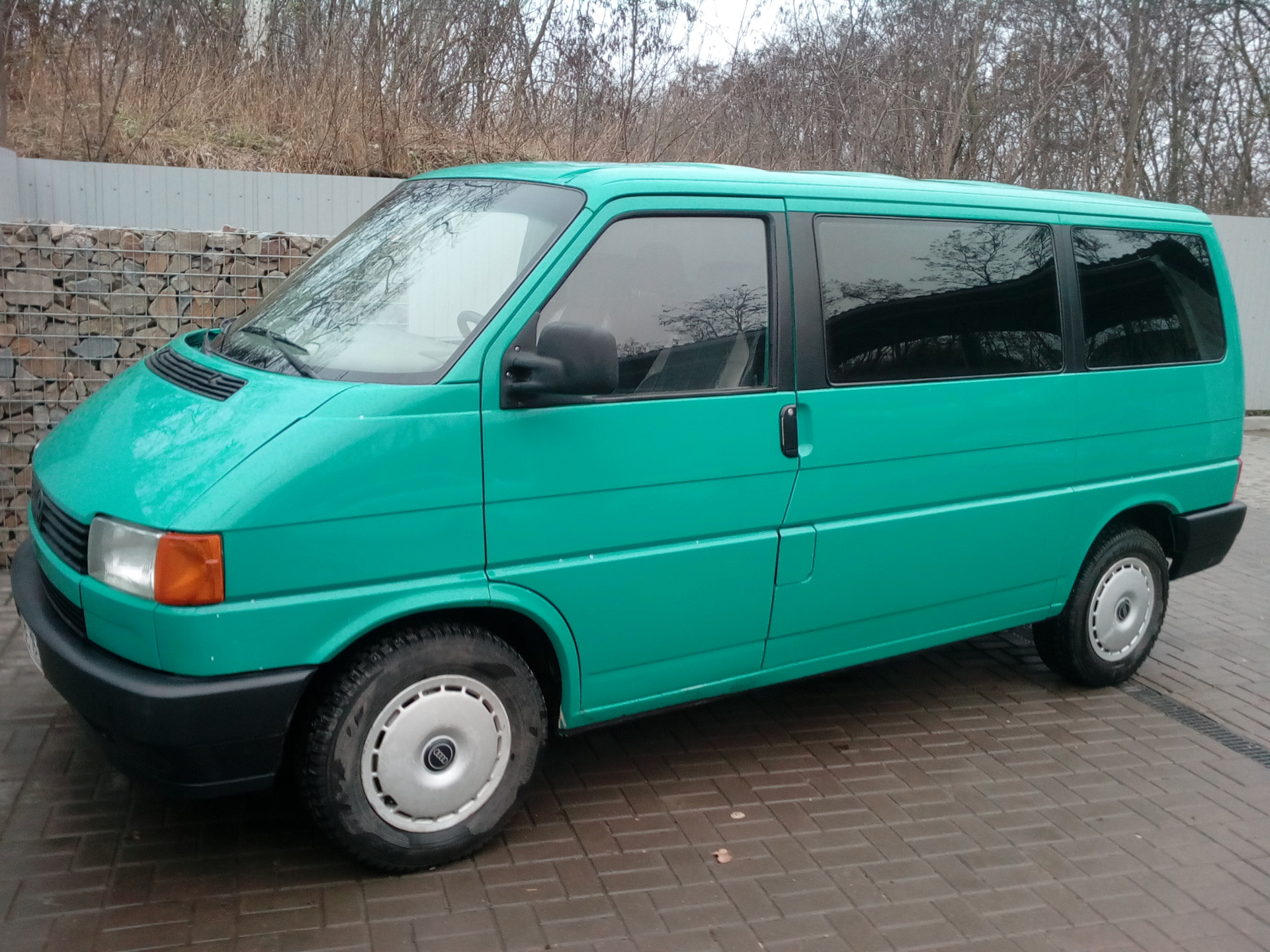 Бус бу. VW Transporter t4 1992. Фольксваген Транспортер т4 1992. Бус т4 Volkswagen. Фольксваген т4 1992 года.