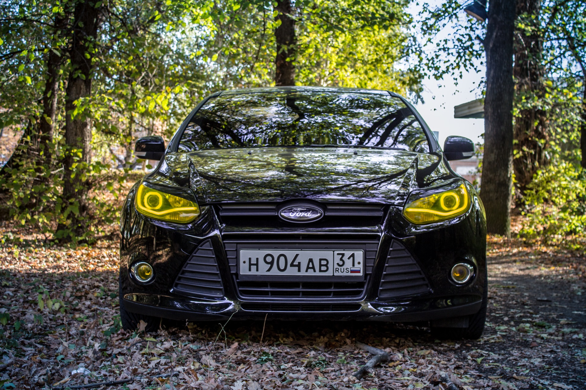 20 машин 3 черные 3 желтые. Focus 3 Black Tuning. Ford Focus 3 sedan Tuning Black. Ford Focus 3 Tuning седан Black. Чёрный Форд фокус 3 седан в обвесах.