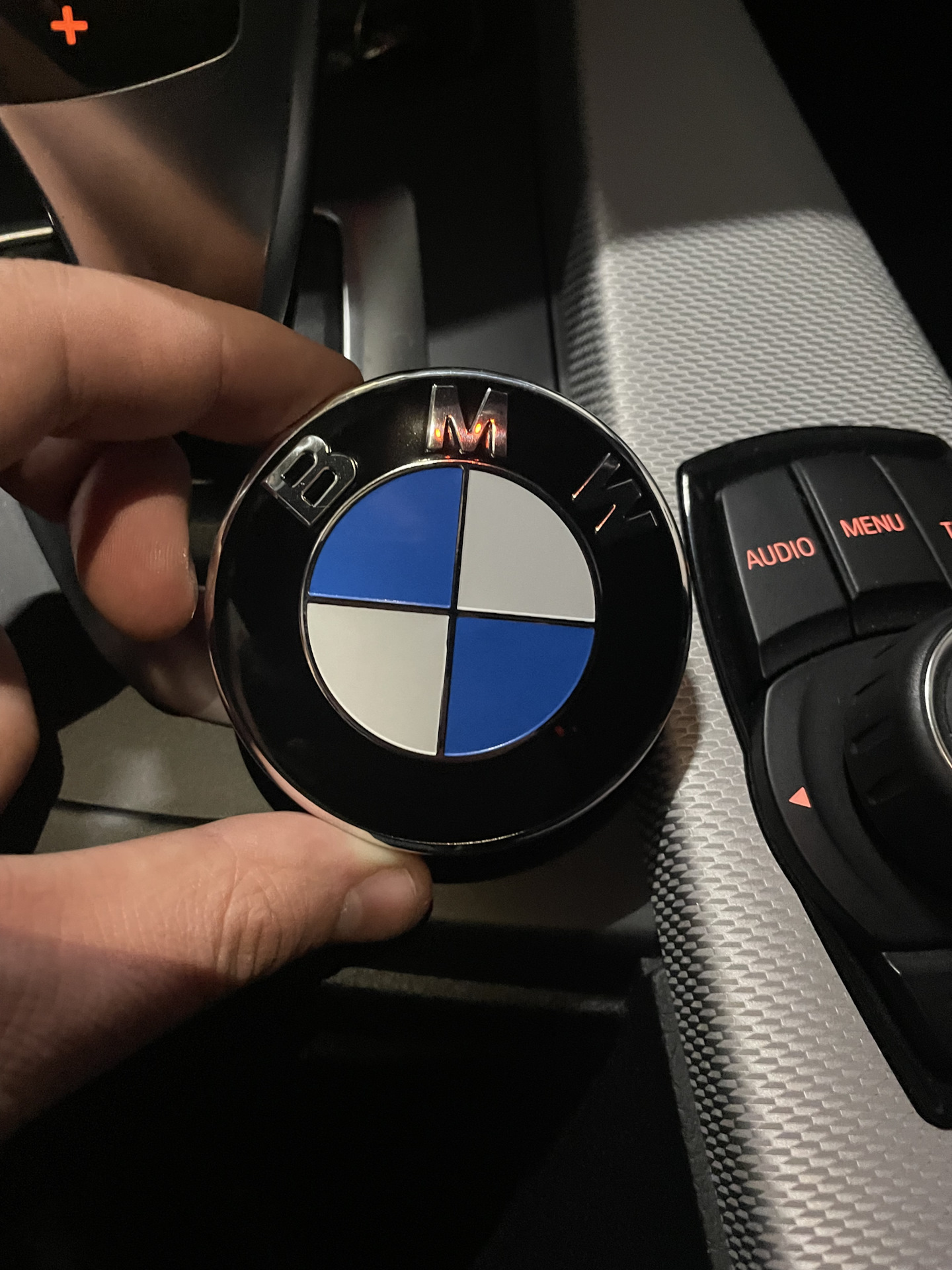 Парящие колпачки. Парящие колпачки BMW. БМВ колпачки трезубец.