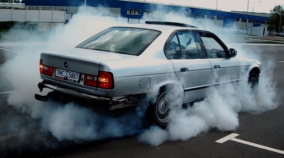Газель черный дым. Чёрный дым из выхлопной трубы. БМВ В дыму. BMW машины в дыму. Чёрный дым из выхлопной трубы Ауди 80 б4.