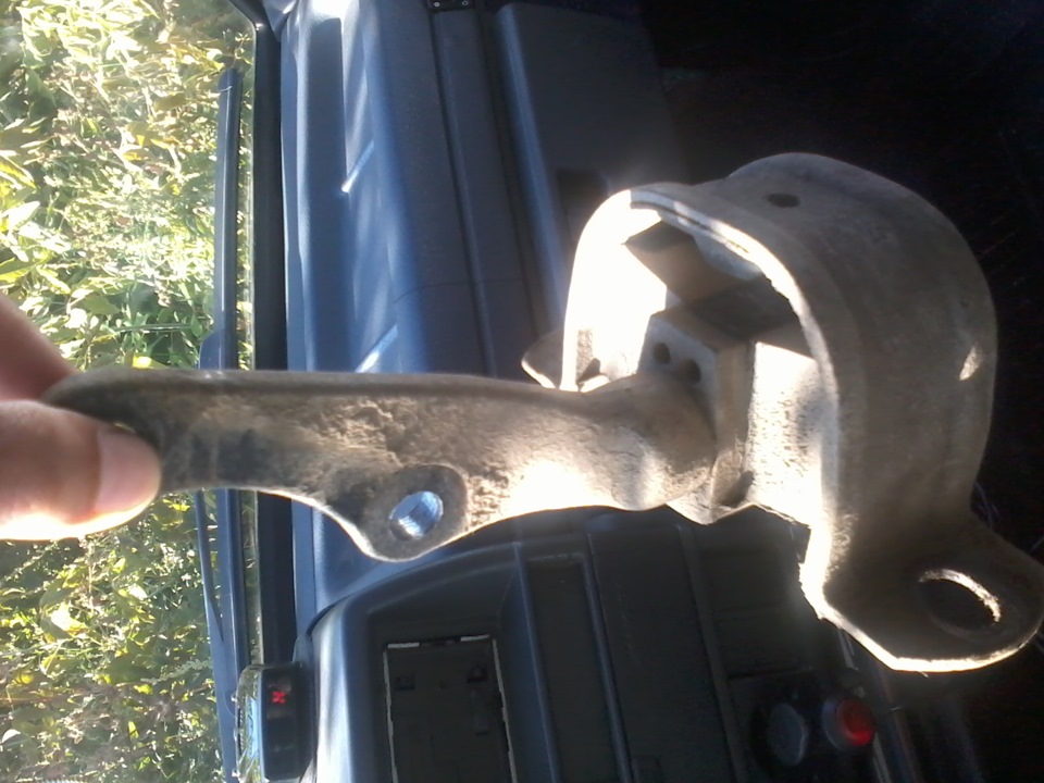 Опора двигателя, патрубок охлаждайки потек=) — Lada 21093i, 1,5 л, 2003 ...